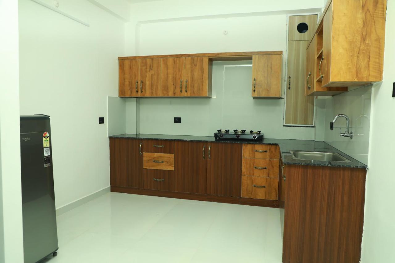 Achoos Residency Hotel Tiruvalla Eksteriør billede