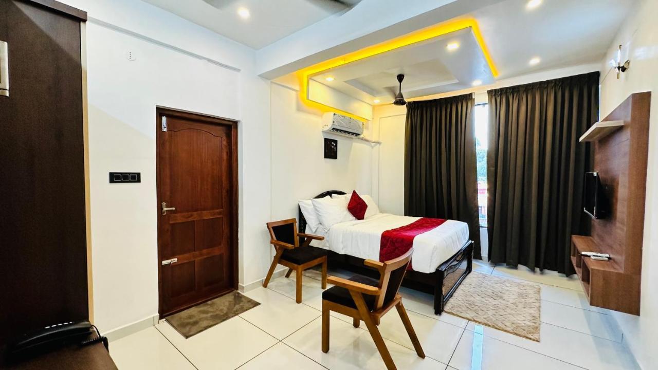 Achoos Residency Hotel Tiruvalla Eksteriør billede