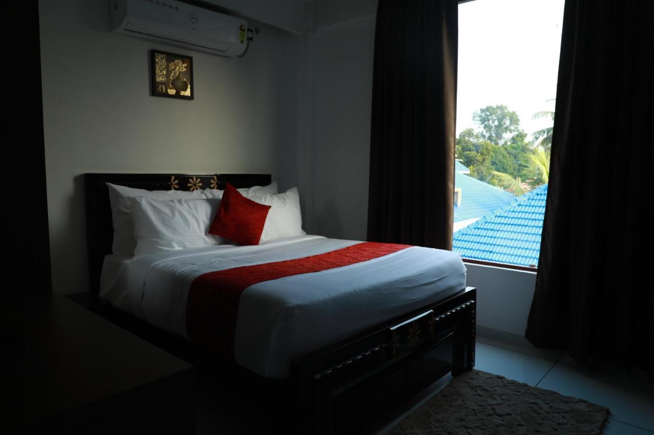 Achoos Residency Hotel Tiruvalla Eksteriør billede